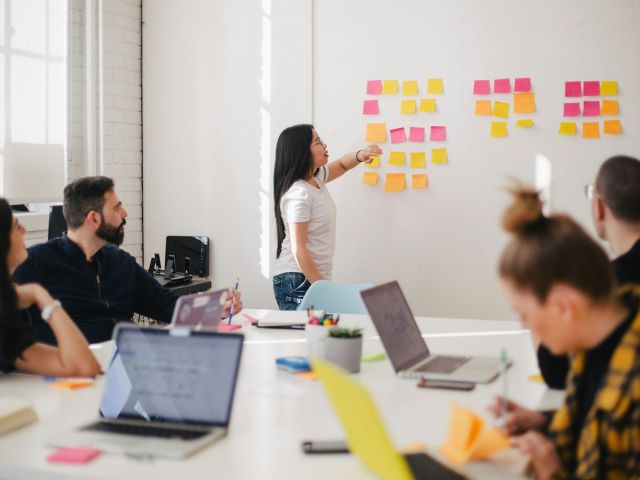Tim digitalne agencije na sastanku planira projekat