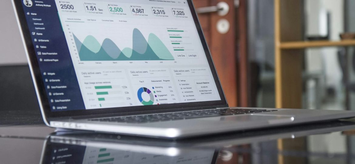 Laptop sa analitikom i grafikonima — planiranje budžeta za sajt