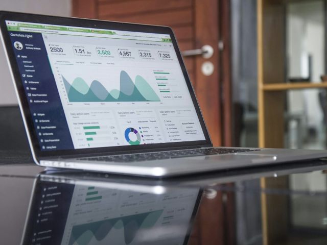 Laptop sa analitikom i grafikonima — planiranje budžeta za sajt